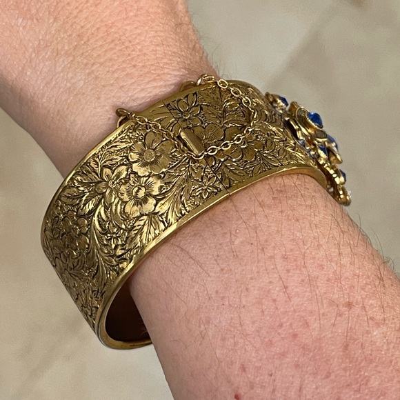 Vintage blue crystal glass etched gold tone wide hinged cuff bangle bracelet - Picture 6 of 6